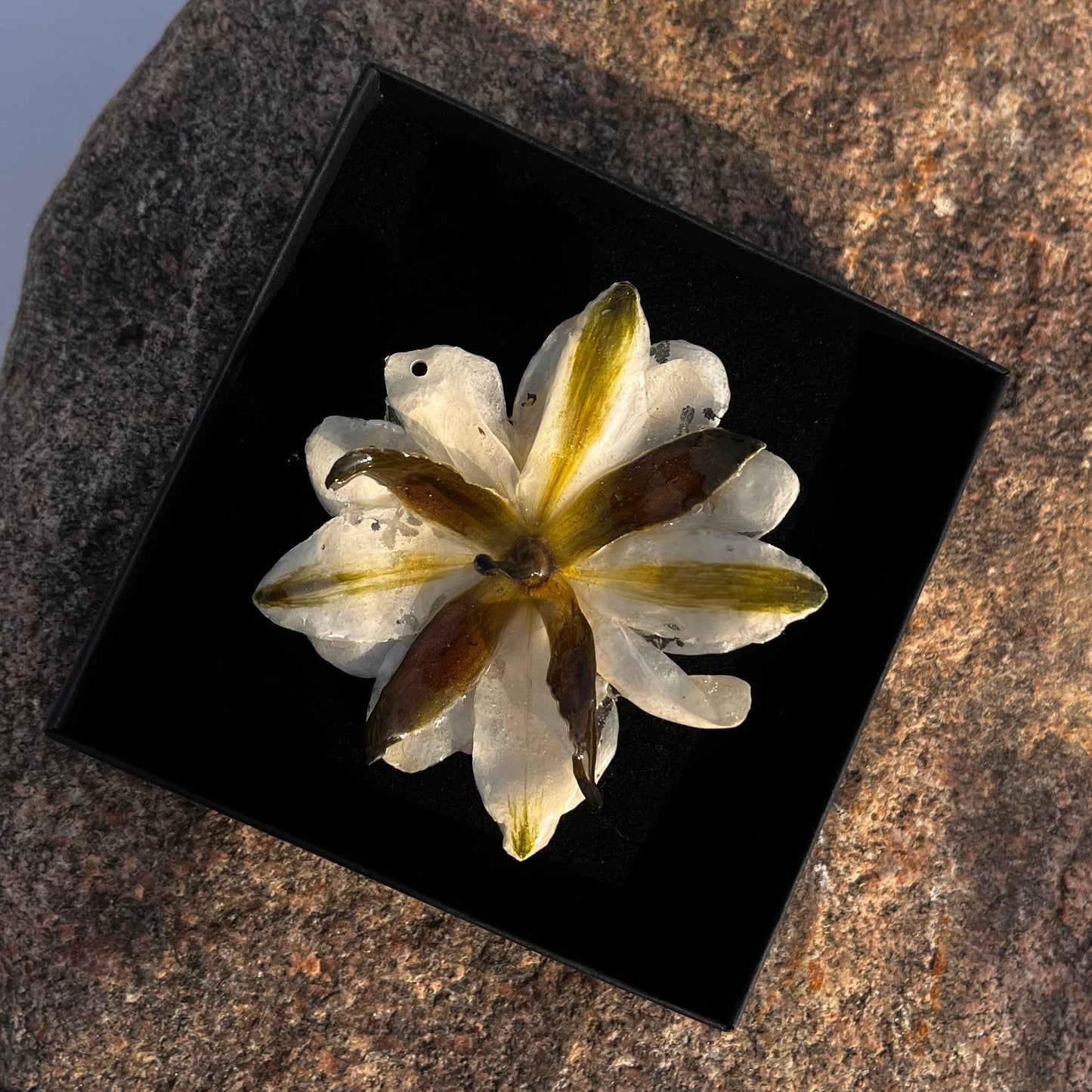 Lelijos žiedo pakabukas