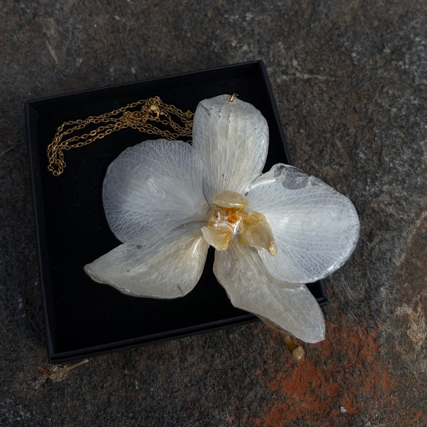 Orchidėjos pakabukas