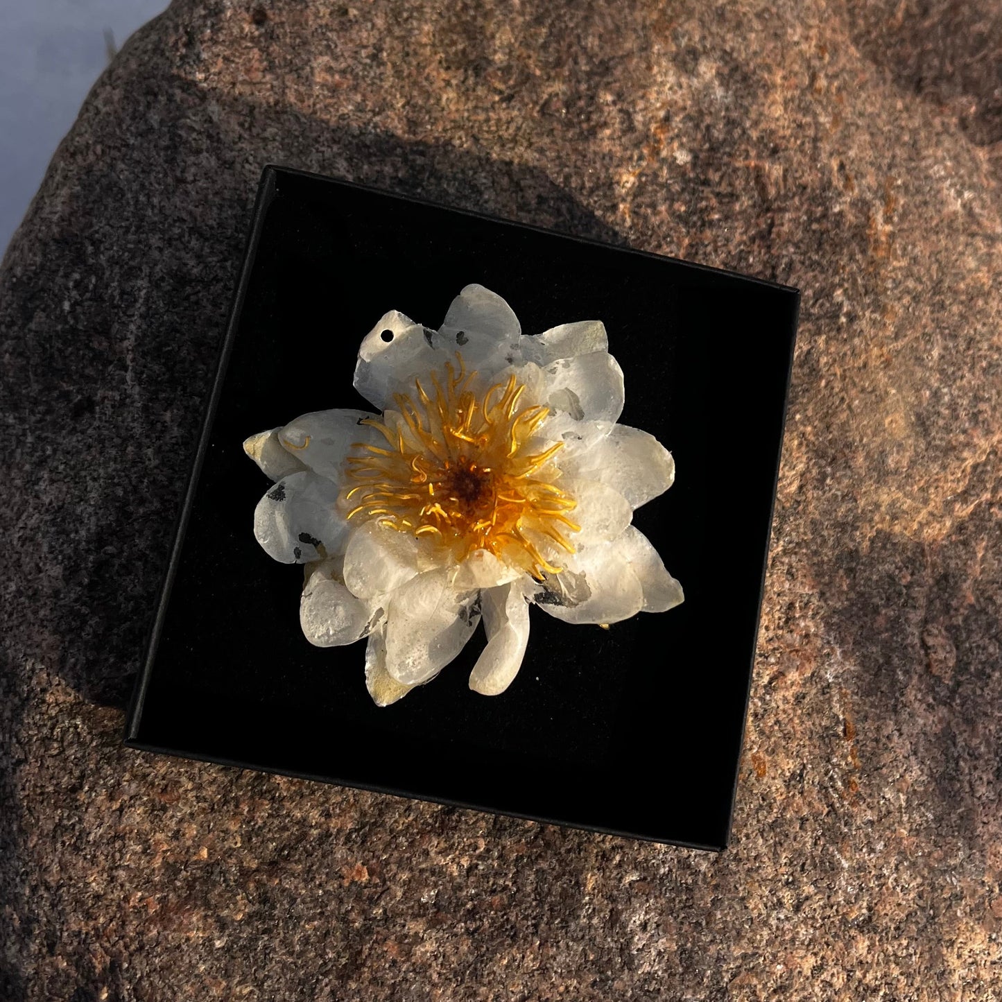 Lelijos žiedo pakabukas